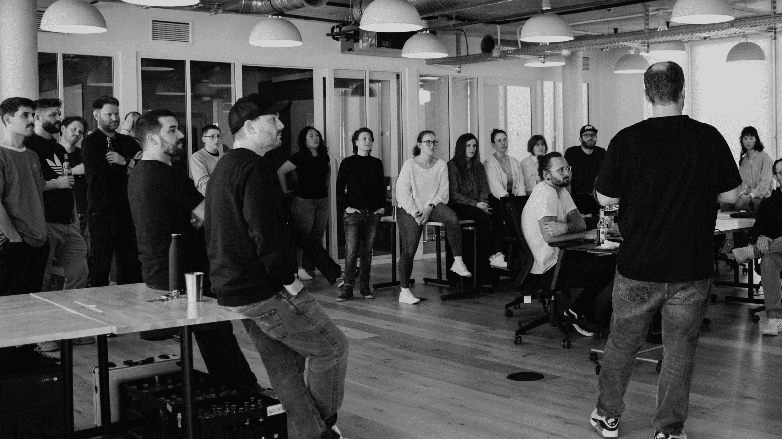 360VIER Auswahl Koeln Slider 1 Teammeeting bei 360VIER mit Fokus auf Zusammenarbeit und Strategie.