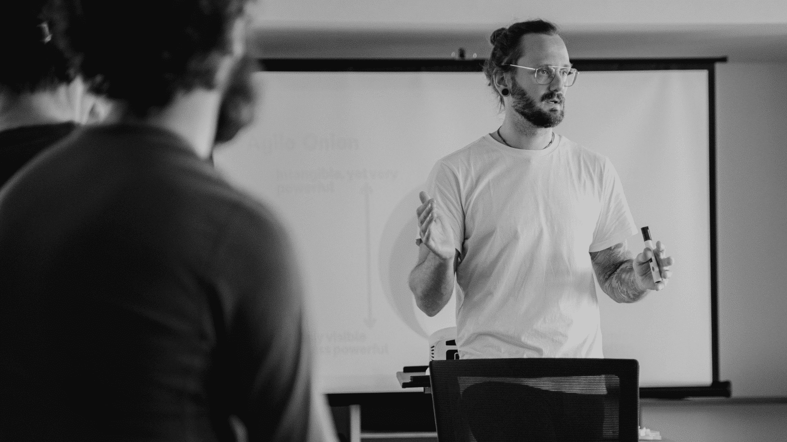 360VIER Auswahl Koeln Slider 3 Präsentation bei 360VIER in einem modernen Meetingraum.